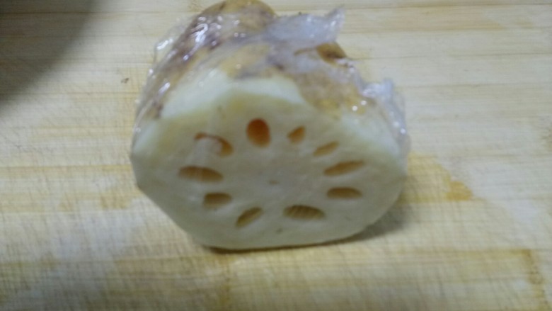 腐乳莲藕,<a style='color:red;display:inline-block;' href='/shicai/ 30'>莲藕</a>去皮洗净。