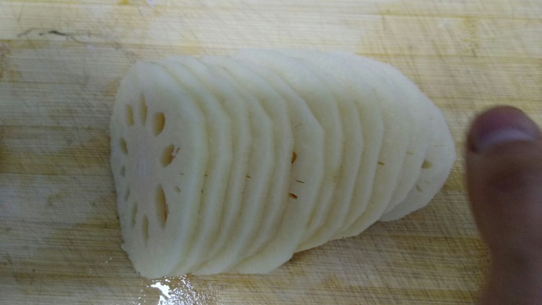 腐乳莲藕,切片。