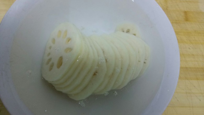 腐乳莲藕,放入凉水中防止氧化变色。