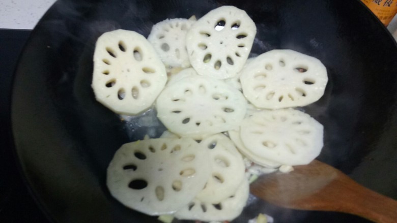 腐乳莲藕,改大火，放入莲藕快速翻炒。