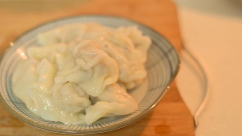 超级无敌鲜的三鲜水饺,煮饺子就是先把水烧开，倒饺子，烧开加3趟水烧开就行。