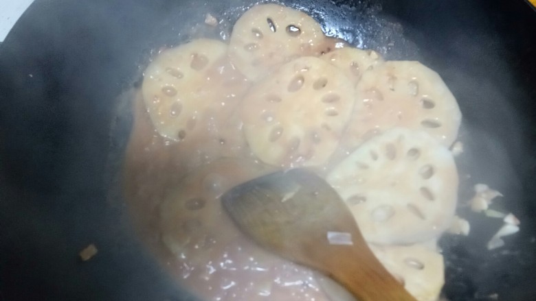 腐乳莲藕,腐乳汁倒入锅中，快速翻炒。