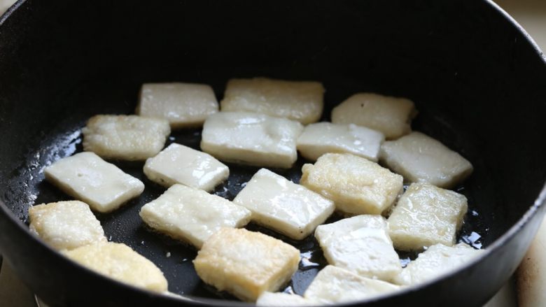 鱼香豆腐,锅热加些许油,七八成热放入豆腐块,中小火将豆腐煎至两面金黄。
