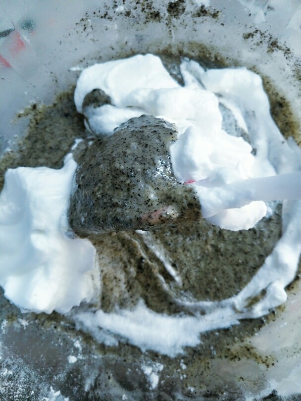 补钙的黑芝麻蛋糕,刮刀从中间切入,翻拌蛋糊就像炒菜那个,同时左手转动蛋糊盆,我习惯是逆时针旋转。切记不要画圈圈。