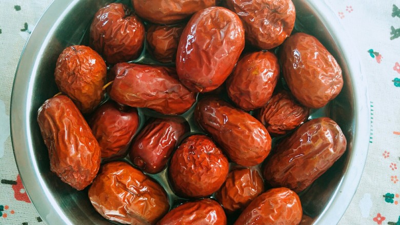 宝宝辅食必备红枣泥,步骤:1.把<a style='color:red;display:inline-block;' href='/shicai/ 2470'>红枣</a>洗干净最好多泡一会把枣泡的胖一些这样枣里面的灰尘更容易洗干净。2