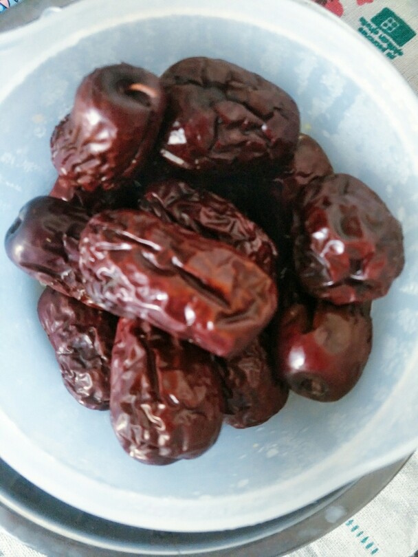 宝宝辅食必备红枣泥,把红枣洗干净后放入辅食机里蒸熟,多蒸一会,也可以用蒸锅总之蒸熟就行了。