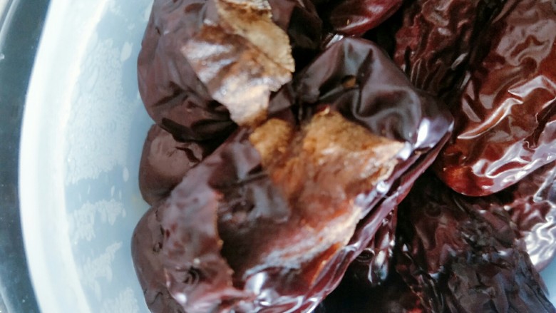 宝宝辅食必备红枣泥,枣蒸好后慢慢剥去皮,这个真是的见证亲妈的时刻,我感觉我不是亲妈啊,剥了几个实在麻烦了索性扔破壁机里了。