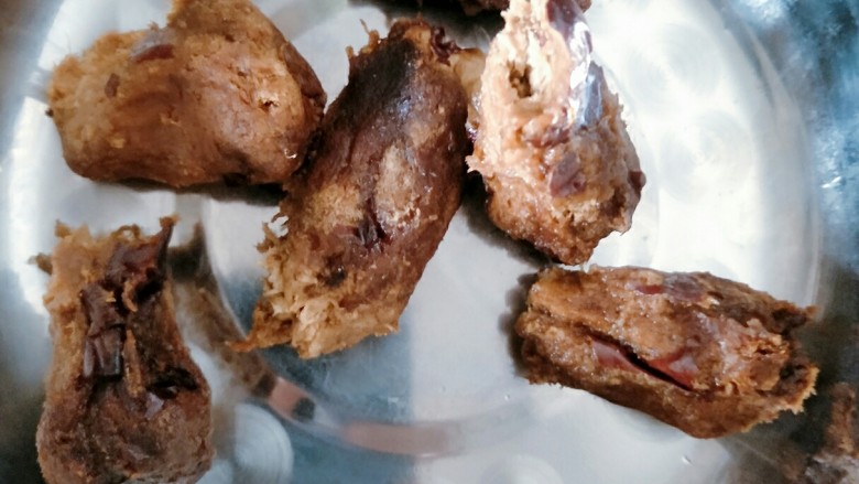 宝宝辅食必备红枣泥,来说说剥红枣皮吧,枣要选大一些的,然后用清<a style='color:red;display:inline-block;' href='/shicai/ 156925'>水</a>洗干净,最后放入奶锅里<a style='color:red;display:inline-block;' href='/shicai/ 156925'>水</a>开后小火煮,一定要煮涨煮透,这样才好剥。这个过程也许会是半小时也许会是一小时没具体时间,然后再泡泡,可以晚上煮好白天剥,如果不嫌麻的亲可以试试。