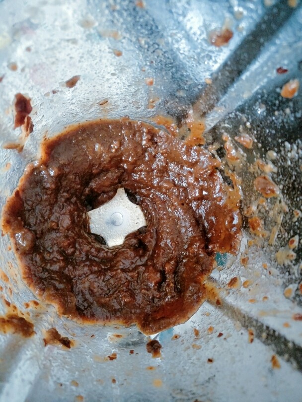 宝宝辅食必备红枣泥,来接着说用破壁打成呢,把红枣去核,扔进破壁机再放一点水,打成泥。亲们也可以用料理机的,我是有啥用啥。