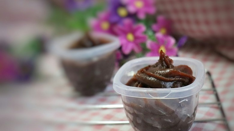 宝宝辅食必备红枣泥,泥打好后,放入面粉筛里过滤下,然后用辅食盒分装起来冷冻保存,吃的时候化开就行了。