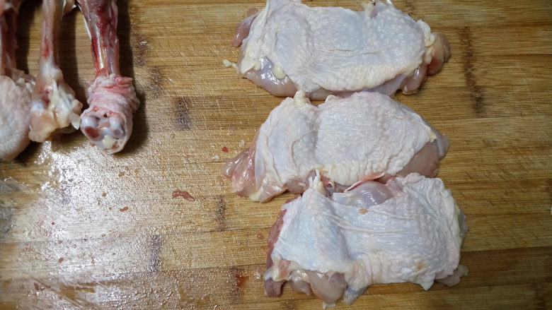 黄焖鸡--肉嫩汁浓拌米饭,鸡腿洗净沥干水分,剔骨。剔骨时用锋利的刀,先在鸡腿上顺着腿骨的放向切一刀,深入见骨,再一点点贴着骨头将腿肉剔出,小心不要伤到手。