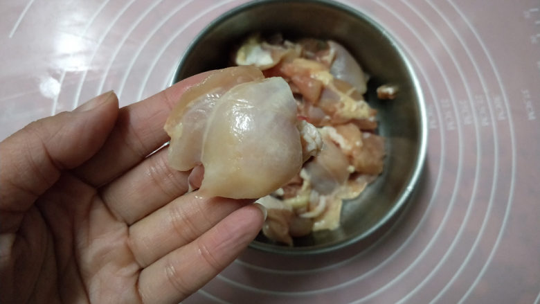 黄焖鸡--肉嫩汁浓拌米饭,将腿肉切成4cm*4cm大小的肉块,