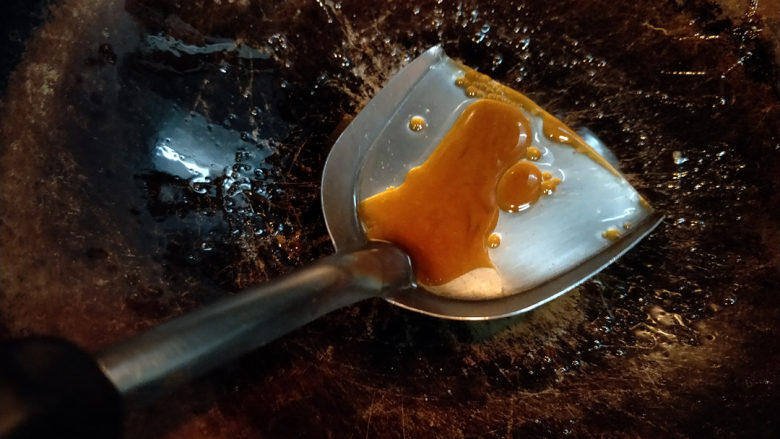 黄焖鸡--肉嫩汁浓拌米饭,继续小火将糖炒至焦糖色。这个过程需要几分钟,耐心炒。炒糖时要不断搅拌,防止糊锅。