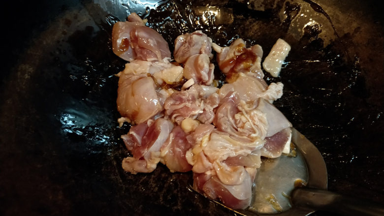 黄焖鸡--肉嫩汁浓拌米饭,开大火,放入鸡块翻炒。刚倒入鸡块时,鸡肉是凉的会让糖凝固成块,不用担心继续翻炒,慢慢糖就会化了。