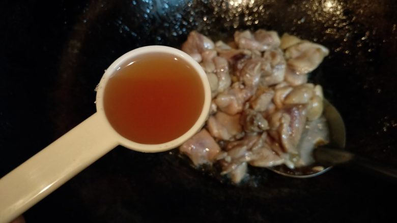 黄焖鸡--肉嫩汁浓拌米饭,放入一大勺<a style='color:red;display:inline-block;' href='/shicai/ 718'>料酒</a>。