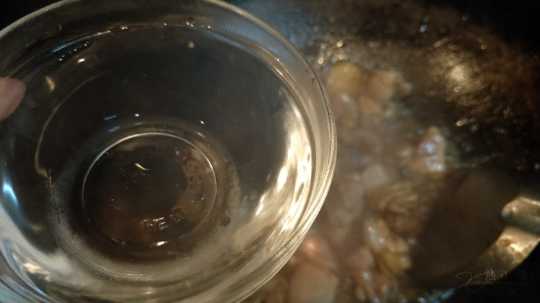 黄焖鸡--肉嫩汁浓拌米饭,加入一小碗热水,水量以没过鸡肉为准。不要加凉水,凉水会使肉收紧,不易煮烂,所以我们在炒菜做肉时加水都加入热水。