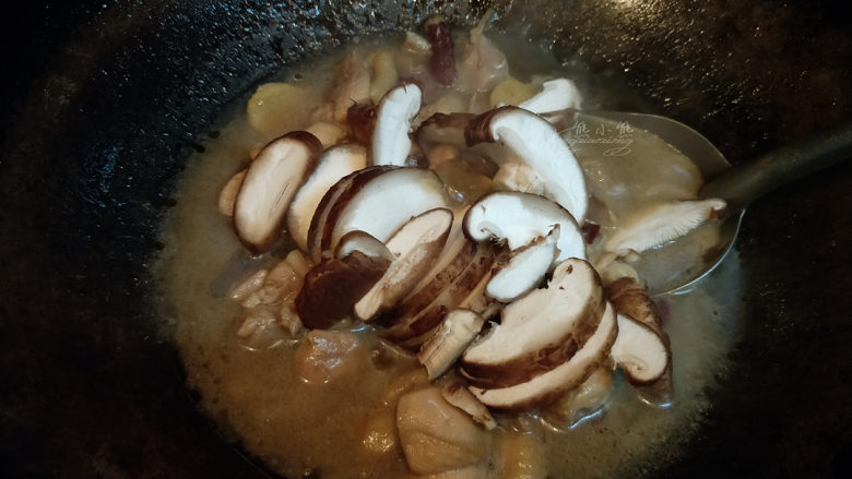 黄焖鸡--肉嫩汁浓拌米饭,加入香菇,翻炒均匀。