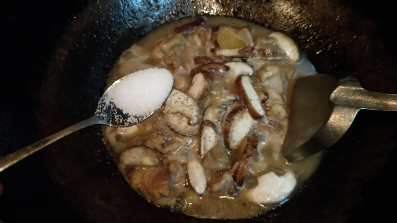 黄焖鸡--肉嫩汁浓拌米饭,放半小勺盐。盐先少放一些,最后尝尝味道在看需不需要加盐。