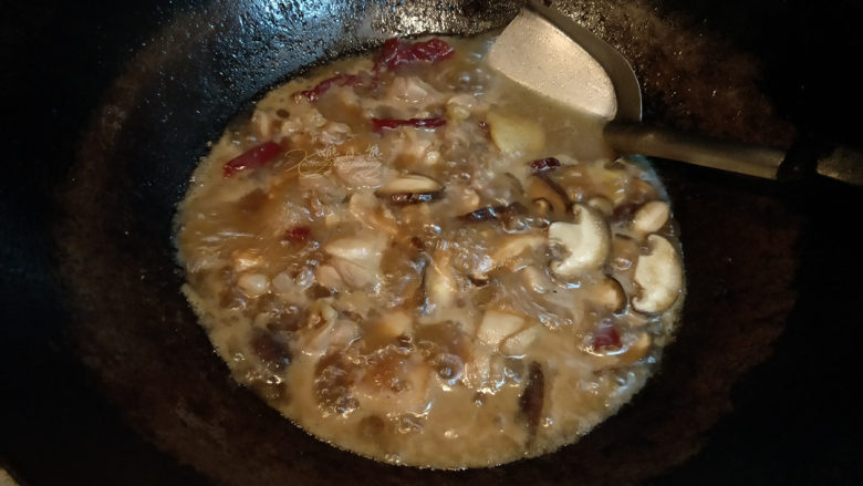 黄焖鸡--肉嫩汁浓拌米饭,翻炒均匀后,关中火,盖上锅盖焖煮10分钟。