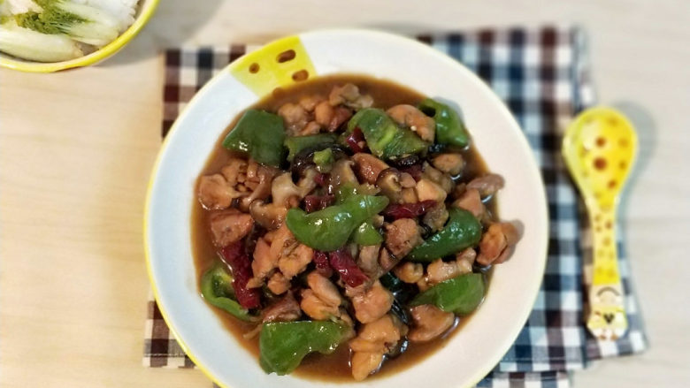 黄焖鸡--肉嫩汁浓拌米饭,配上热热的大米饭,妥妥的干掉两碗。汤汁不要收干,多留汤汁用来拌米饭,人间美味啊。