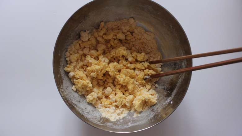 小鸡窝窝头,慢慢加入温水,搅拌成小疙瘩