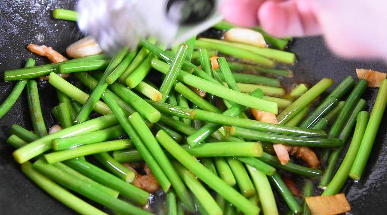 粤菜:清爽鲜美的潮州小炒皇,翻炒均匀后,撒入盐调味,再次翻炒均匀