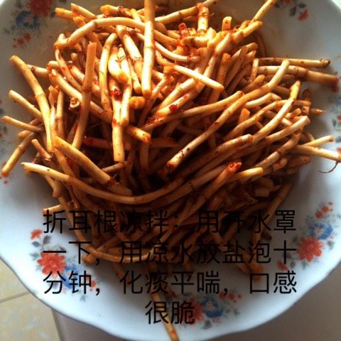 折耳根凉拌,放入调好的料汁拌匀