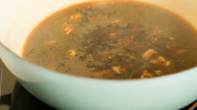 喷香羊肉饭/牛肉饭,加入热开水,也可以加羊汤莫过羊肉,其实我吃起来没太大区别。大火烧开后转小火,焖煮50分钟左右,肉少熟的快,记得尝一块,嚼的烂就行。