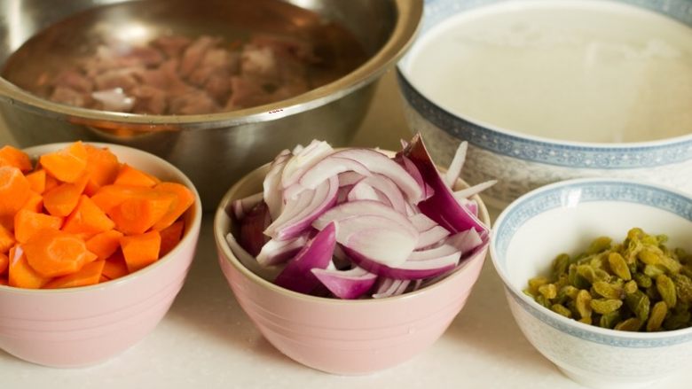 喷香羊肉饭/牛肉饭,米提前泡水2小时,羊肉或牛肉切小块提前泡血水