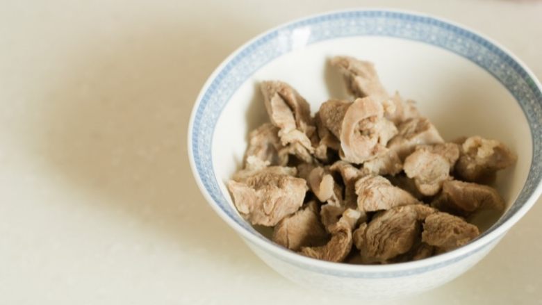 喷香羊肉饭/牛肉饭,把羊肉过水,冷水入锅一直到烧开捞出。喜欢的可以多放点,不用放生姜。