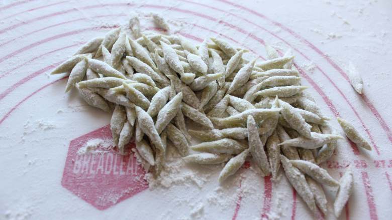 牛油果面鱼(适合18个月龄以上的宝宝),撒上面粉 ,防止粘在一起