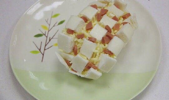 芝士馒头,再塞上切成丁状的火腿肠