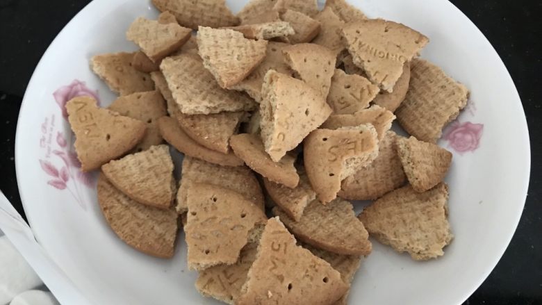 雪花酥,饼干太大了,所以我把它掰成小块备用