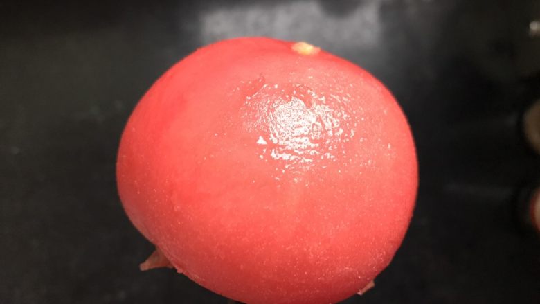火腿虾仁披萨,西红柿去皮小技巧:用筷子串上西红柿,打开燃气灶,在火上烤一圈就能轻松去皮(如果觉得用开水烫比较麻烦,可以试试这个)