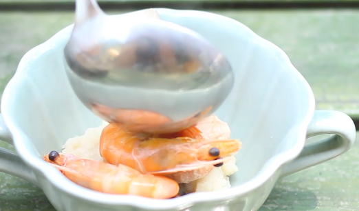 友禅什锦啫喱配美味汁,煮熟后将食材捞起,放凉备用。