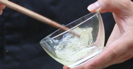 芥麦面配三文鱼浇银汁,蛋清打匀,淋在面上。