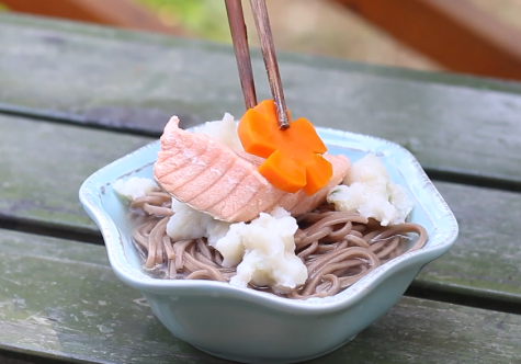 芥麦面配三文鱼浇银汁,将食材都倒入碗内,放上<a style='color:red;display:inline-block;' href='/shicai/ 363'>三文鱼</a>块,加入花枝汤。