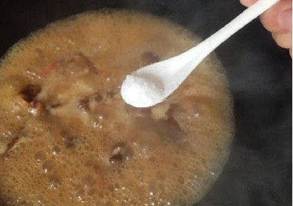 家常菜焖猪脚,最后大火收汁,加入小辣椒圈,根据个人口味加入少许的盐调味即可