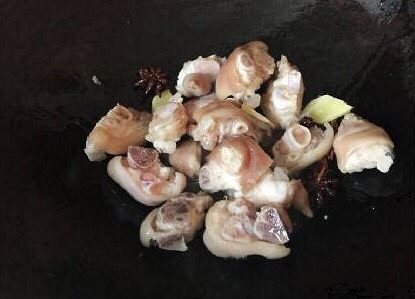 家常菜焖猪脚,快速翻炒,炒至微微焦黄加入料酒翻炒均匀,