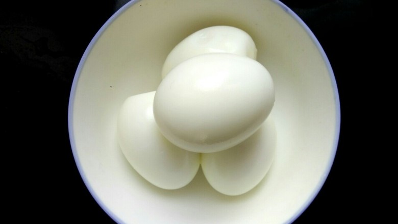 卤肉饭,<a style='color:red;display:inline-block;' href='/shicai/ 9'>鸡蛋</a>煮好,剥皮备用