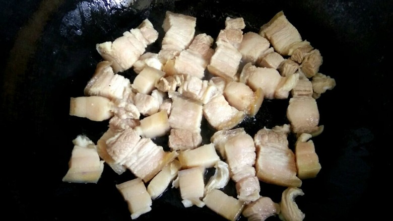 卤肉饭,锅中放入适量植物油,放入五花肉