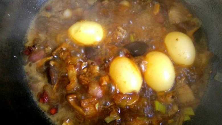 卤肉饭,放入鸡蛋烧开,转小火慢炖
