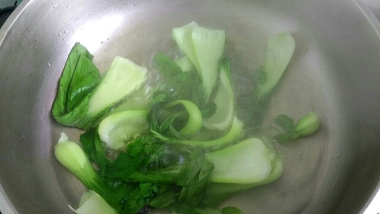 卤肉饭,油菜放煮锅焯一下,捞出