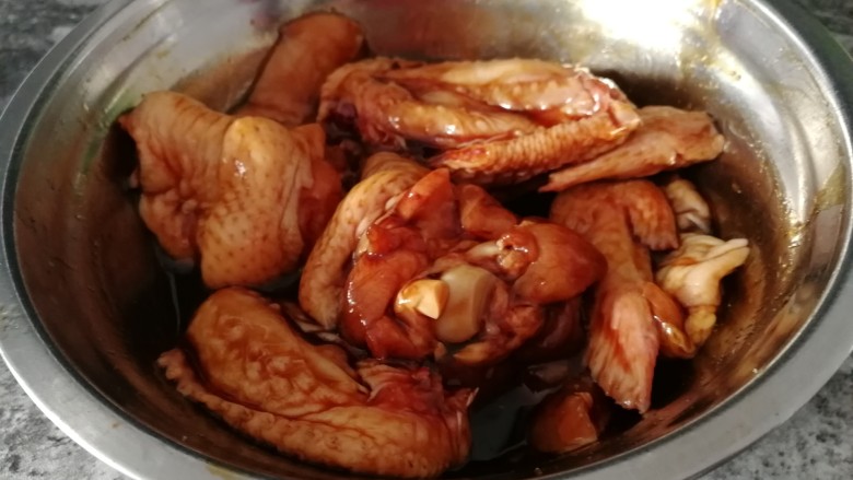 饿了_就来吃_焖烤鸡翅膀,剁好的鸡翅膀用豆油,耗油,红烧酱油,糖,盐,<a style='color:red;display:inline-block;' href='/shicai/ 718'>料酒</a>喂上。喂半个小时。