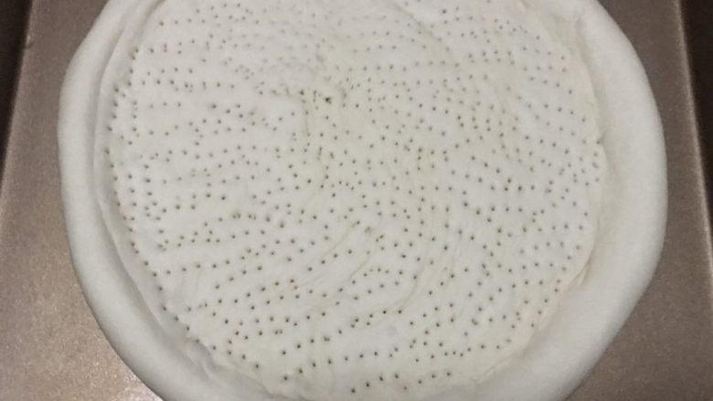 火腿虾仁披萨,再次发酵的披萨饼,用叉子在饼中间扎上小孔