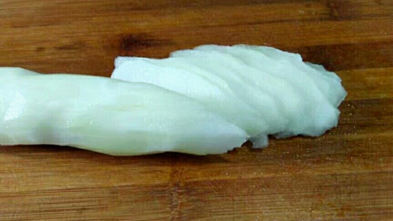 凉拌棒菜丝,斜着切片,如上图码好。