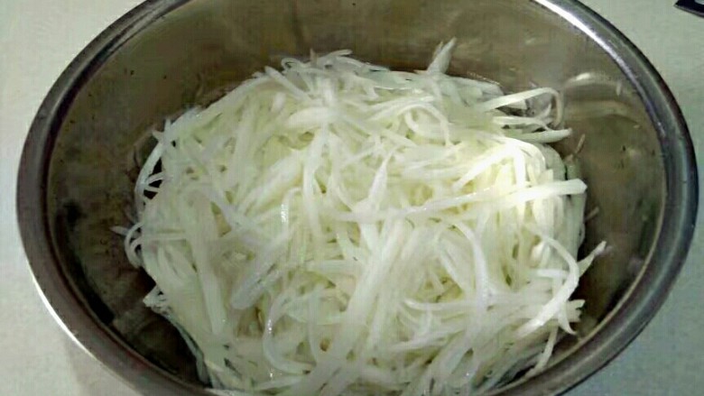 凉拌棒菜丝,拌均匀,腌5~8分钟。