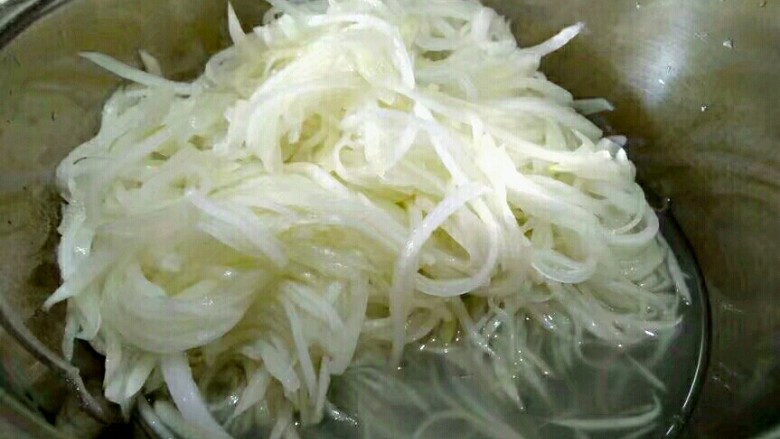 凉拌棒菜丝,棒菜丝腌至出水,如上图。