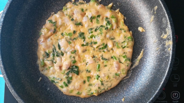 鲜虾油菜饼,将面糊倒入锅中,小火慢慢烙