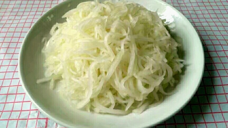 凉拌棒菜丝,挤干水,装盘。